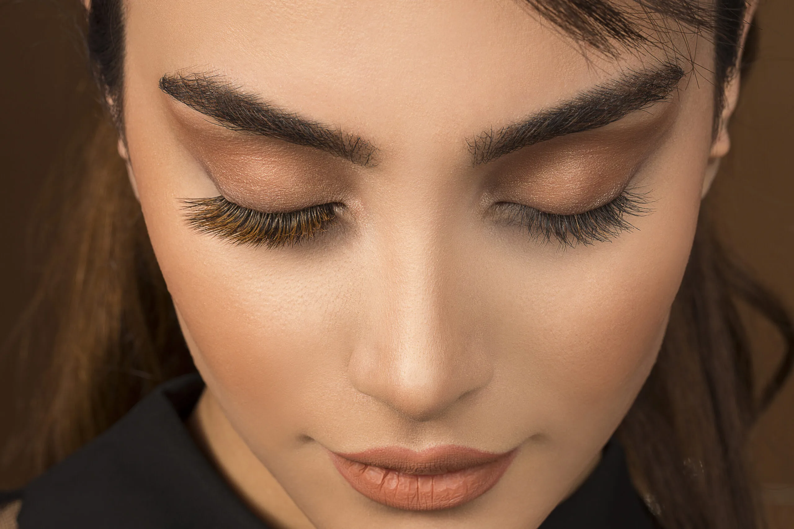 Statement Lashes: Jak opanować najodważniejszy trend w makijażu oczu tego sezonu