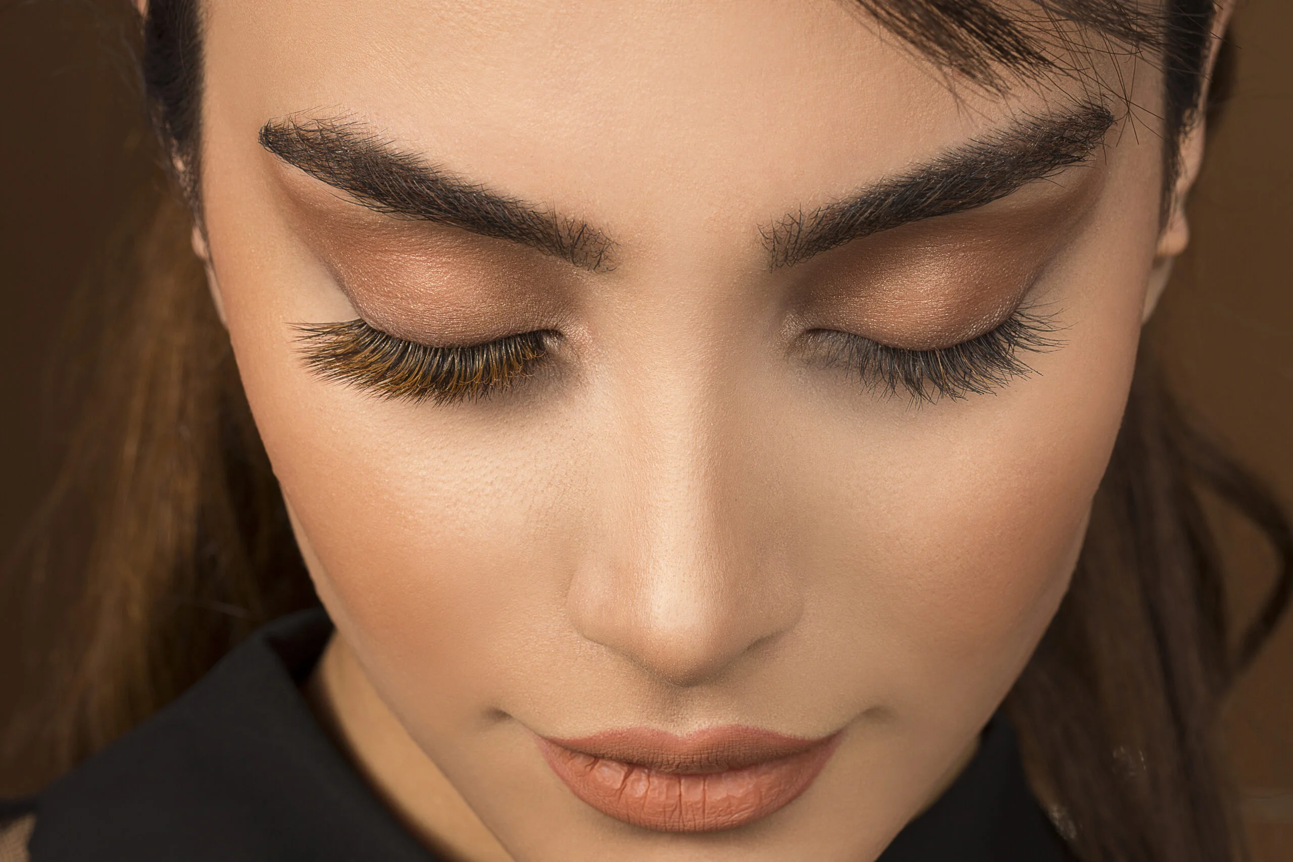 Statement Lashes: Jak opanować najodważniejszy trend w makijażu oczu tego sezonu